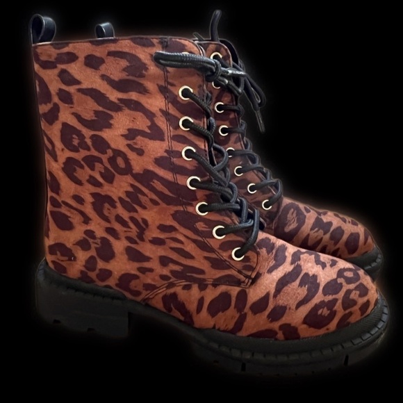 Shoe Dazzle Brown and Black Combat Boots (6) NWT - Picture 7 of 7